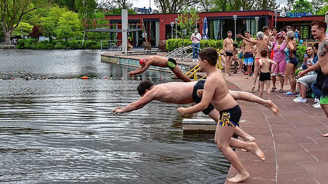 Hinein ins Vergnügen: Mit dem offiziellen Startschuss wurde die Freibadsaison am Klosterweiher am Samstag eröffnet. Dutzende wagemutige ...