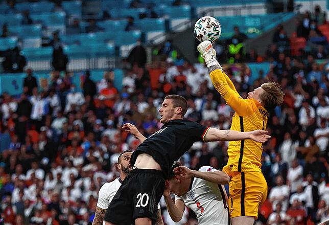 Robin Gosens und Englands Torhüter Jordan Pickford (rechts) in Aktion.