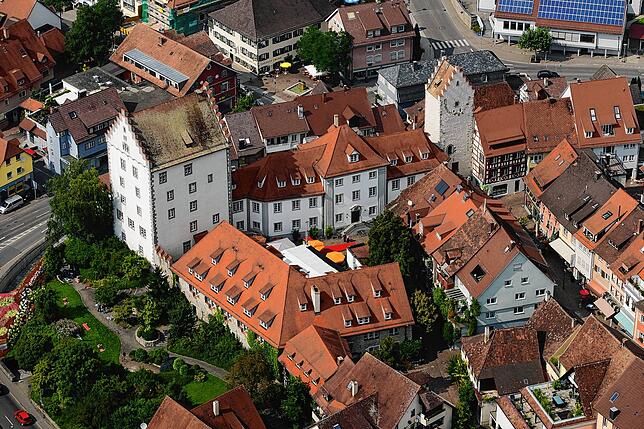 Aus der Vogelperspektive sieht man erst, wie mächtig das Schlossensemble in Markdorf ist. Es prägt das Stadtbild seit vielen Jahrhunderten.