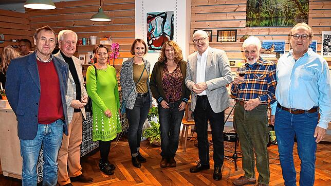Sie freuen sich über die Eröffnung des Umweltzentrums (von links): Rainer Luick, Gemeinderat Werner Gaiser, Kulturamtsleiterin Corinna ...