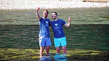 Florian Hoyer vom Hotel Seehaus in Bodman und Christoph Stolz, Bürgermeister von Bodman-Ludwigshafen nutzen die Gelegenheit, als sie auf ...