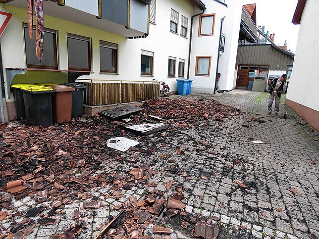 Günter Hemens kehrt am Dienstagvormittag Ziegelscherben im Hof zusammen. Er hat den Brand bemerkt und die Feuerwehr verständigt.