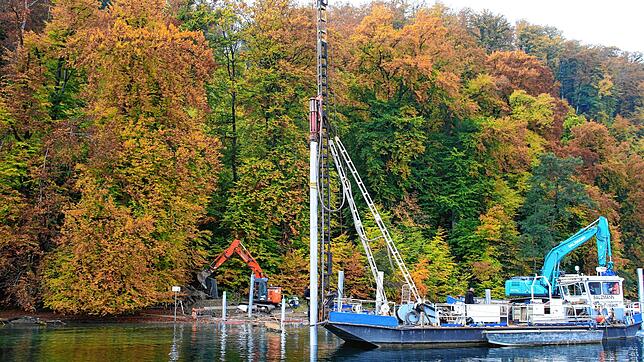 Hier schlägt die Maschine gerade eine Dalbe ein. Parallel laufen arbeiten für das Steg-Fundament am Ufer.