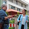 Caritas-Vorstand Wolfgang Heintschel und Linken-Bundestagswahlkandidatin Sybille Röth sprechen am Café Horizont in Singen über das ...