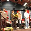 Mit seiner Familie stand Ralph Gerster (ganz rechts) auf der Bühne. Unser Bild zeigt von links Gemeinderätin Sandra Reddemann, ...