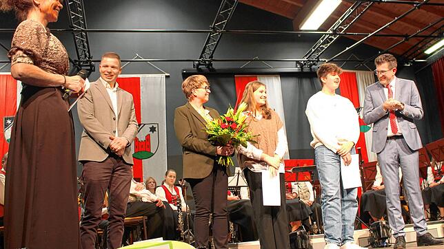 Mit seiner Familie stand Ralph Gerster (ganz rechts) auf der Bühne. Unser Bild zeigt von links Gemeinderätin Sandra Reddemann, ...