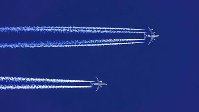 Beim Fliegen in großer Höhe entstehen Konsensstreifen. Auch diese haben einen schädlichen Einfluss auf das Klima.