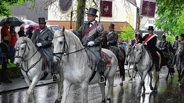 16 Reitergruppen und acht Musikkapellen sind am Sonntag zum traditionellen Georgiritt nach Limpach gekommen &ndash; das Motiv zeigt die ...