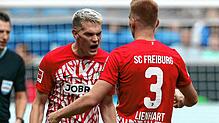 Das war ja mal ein Start! Die Freiburger Innenverteidiger Matthias Ginter (links) und Philipp Lienhart freuen sich über den 2:1-Sieg in ...