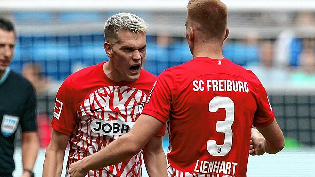 Das war ja mal ein Start! Die Freiburger Innenverteidiger Matthias Ginter (links) und Philipp Lienhart freuen sich über den 2:1-Sieg in ...