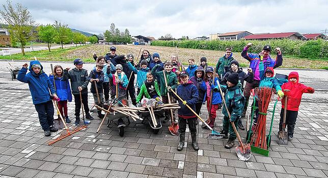 Ein Großteil der Kinder der KJG Frickingen-Altheim am Sonntagnachmittag nach dem Putzen der Werkzeuge. Auch wenn nicht alle Projekte ...