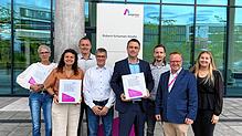 Amprion-Projektteam mit den Unterlagen. Projektleiter Robert Biese ist der 4. von rechts.