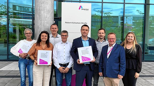 Amprion-Projektteam mit den Unterlagen. Projektleiter Robert Biese ist der 4. von rechts.