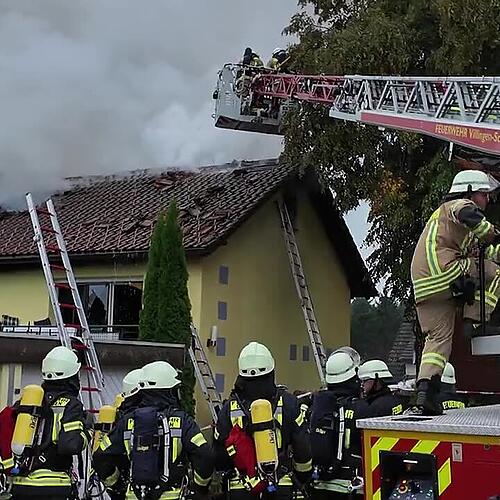 Wohnhaus steht in Flammen