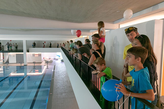 Großes Staunen: Die Besucher waren begeistert von der neuen Optik des Hallenbades.