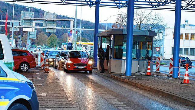 Bundespolizisten kontrollieren Fahrzeuge am Grenzübergang Bietingen/Thayngen.