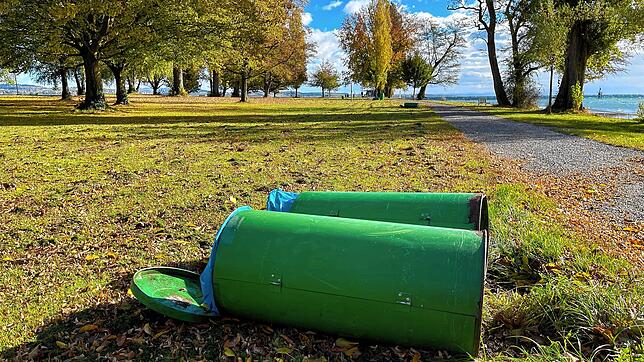 Das Konstanzer Hörnle trotzt den Sturmböen – im Gegensatz zu den dortigen Mülleimern: Wo sich sonst Badegäste sonnen, liegen nun ...