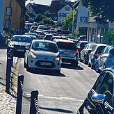 So ist es in Konstanz-Dettingen auch schon zugegangen: Eine kleine Sperrung auf der Bundesstraße 33 löste eine Verkehrslawine zwischen ...