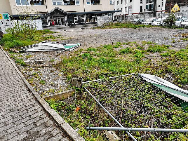 Umgefallene und zerstörte Bauzäune beim Klettgau-Carrè.