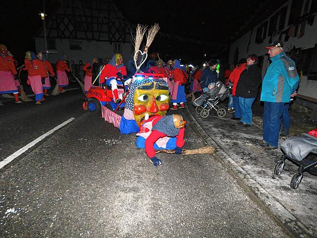 Bild 12: Mit dem Nachtumzug startet das Narrentreffen in Gutmadingen