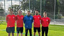 Die Neuzugänge beim SV Geisingen mit ihrem Trainer (von links:) Valerio Pasquale, Claudius Hirt, Heinz Jäger (Trainer), Atila Yüce und ...