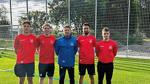 Die Neuzugänge beim SV Geisingen mit ihrem Trainer (von links:) Valerio Pasquale, Claudius Hirt, Heinz Jäger (Trainer), Atila Yüce und ...
