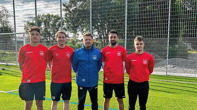 Die Neuzugänge beim SV Geisingen mit ihrem Trainer (von links:) Valerio Pasquale, Claudius Hirt, Heinz Jäger (Trainer), Atila Yüce und ...