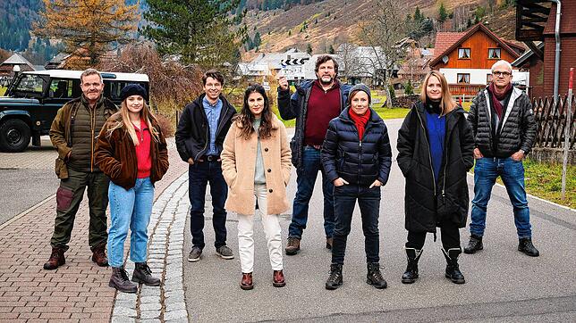Dreharbeiten in Menzenschwand für den Tatort &bdquo;Sicherungsverwahrung&ldquo;: Regisseurin Julia Langhof (2.v.r.) mit Kameramann ...