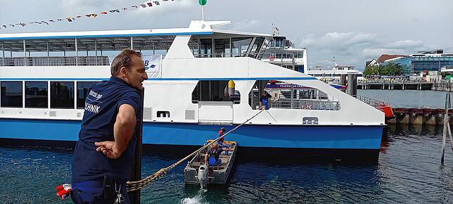 „Sie schwimmt!“ Freudenrufe von der BSB-Mitarbeitern als das Schiff ruhig im Wasser liegt.