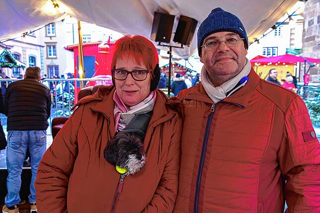 Sogar Hündchen Cicco darf mit auf den Weihnachtsmarkt, wenn Frauchen Manuela und Herrchen Peter einen Bummel machen.