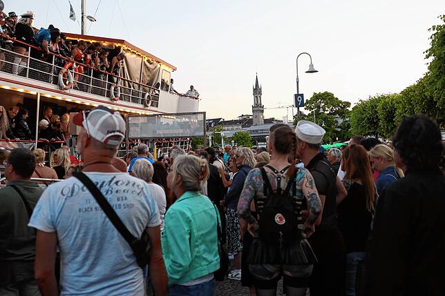 Bild 10: Wenn das Sadomaso-Schiff in Konstanz anlegt, zeigen die Gäste ihre Outfits