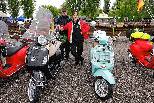 Bild 18: Vespa-Treffen am Bodensee: Am Kreuzlinger Hafen kommen drei Nationen zusammen