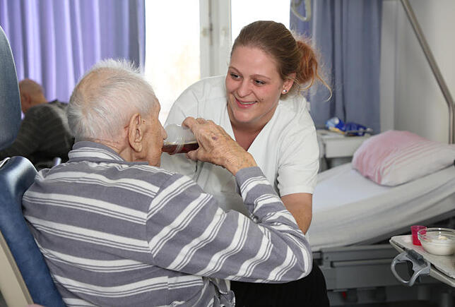 Krankenpflegerin Linda Schellinger schaut, dass der 98-jährige Mann genug trinkt. Auf ihrer Station sind zur Zeit drei Stellen in der ...