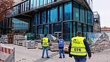 Baustelle geschlossen: Sicherheitskräfte achten aktuell darauf, dass der Baustopp für das neue Singener Einkaufszentrum Cano nicht ...