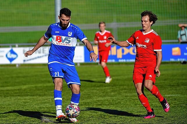 Bild 26: Spitzenreiter FC Erzingen setzt sich mit 5:0 beim FC RW Weilheim durch &ndash; und wir haben die Bilder!