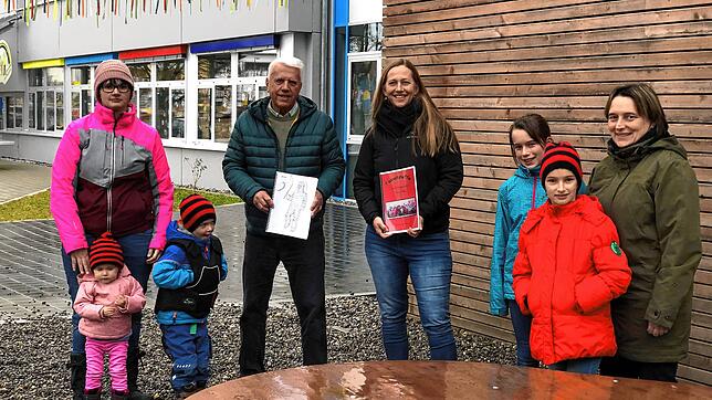 Sie machen sich stark für eine neue, erweiterte Ausgabe des Engener Fasnetheftle, das Kindern die Bräuche und Figuren aus der Hegaustadt ...