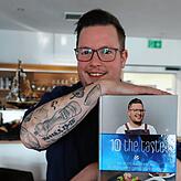 Jari Dochat und sein erstes Kochbuch: Dies war eine der Siegprämien für den Gewinn von &bdquo;The Taste&ldquo;. Der SÜDKURIER verlost ...