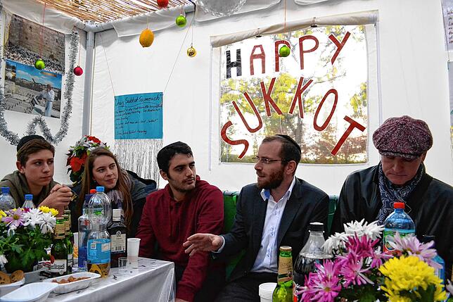 Gemeinderabbiner Avigdor Stern erzählt am 10.10.2017 die Geschichte des Sukkot-Festes. Beim Sukkot-Fest sitzen die Gemeindemitglieder ...