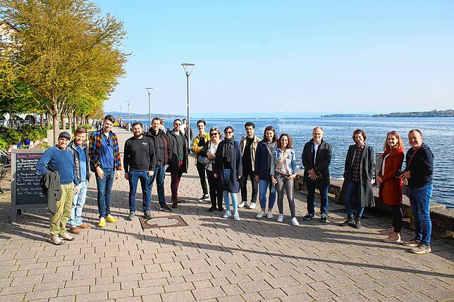 Die 14 Teilnehmenden mit den beiden Organisatoren auf der Überlinger Promendade bei der Premiere des Founder Walks in Überlingen.