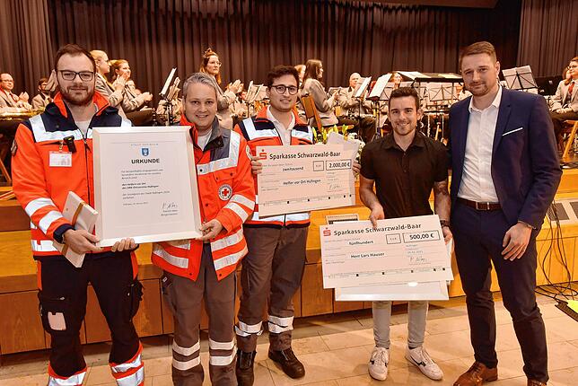 Die Sozialpreisträger: Der DRK-Ortsverein mit den Sanitätern Dominic Kocher, Alexander Buttler und Mete Ünal (von links nach rechts). ...