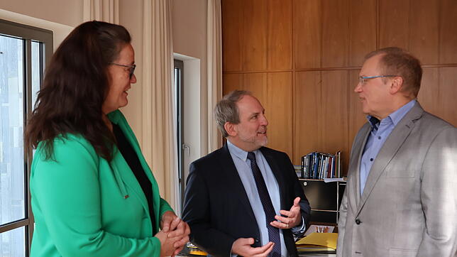 SÜDKURIER-Redaktionsleiter Andreas Ambrosius (rechts) und Redakteurin Katy Cuko im Gespräch mit dem Friedrichshafener Oberbürgermeister ...