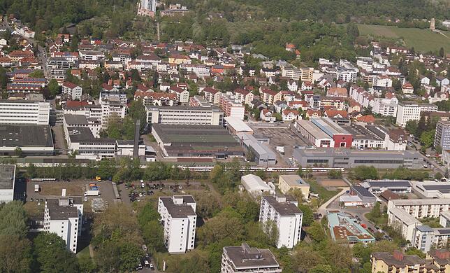 Auf dem Luftbild ist die Sheddach-Halle am östlichen (rechten) Ende des Siemens-Areals gut zu sehen. Deutlich wird, wie groß das Gelände ...