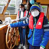 Die drei Matrosen Hend, Jana und Philippos (von links) von der Buchenbergschule sind stolz auf ihr Schulschiff „Hörnle“, das ...