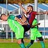 Schmerzhaft: Zweikampf zwischen dem Spielertrainer des FC Wahlwies, Besart Dudi (vorne), und Todor Raitchev
