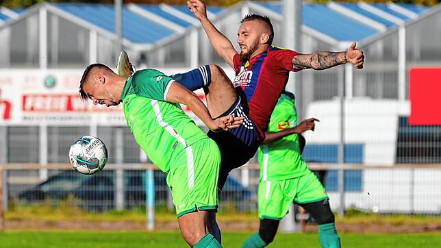 Schmerzhaft: Zweikampf zwischen dem Spielertrainer des FC Wahlwies, Besart Dudi (vorne), und Todor Raitchev