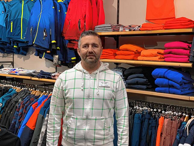 Manuel Raither vom Sportgeschäft Intersport Raither findet die 2G-Maßnahmen absolut nötig, um die Corona-Pandemie in den Griff zu ...