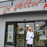 Michael B. Vetter vor seiner Apotheke in Stockach – er bietet ab 9. Februar Impfungen an. Termine können online gebucht werden.