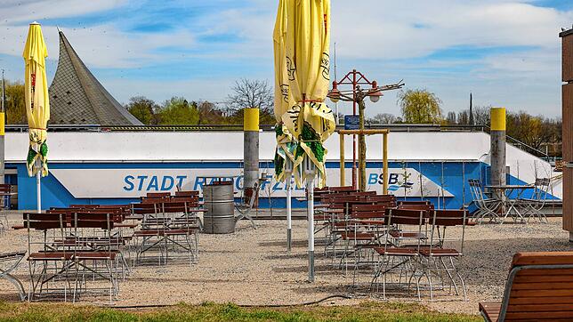 Eigentlich ist alles schon startklar und bereits offiziell eröffnet: Der neuen Biergarten an der Mole ist zurzeit noch eingezäunt und ...