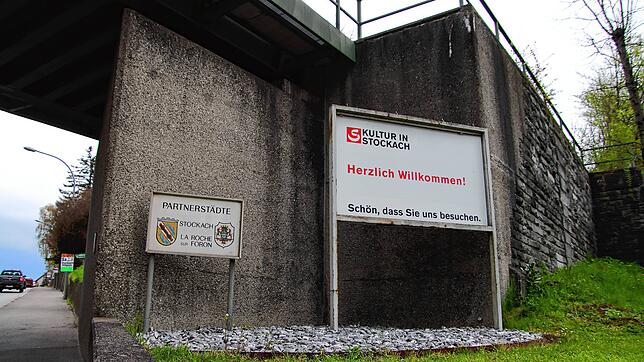 Die alten Ortseingangstafeln sind, wie hier, an der Radolfzeller Straße, in die Jahre gekommen und sollen nun ersetzt werden.