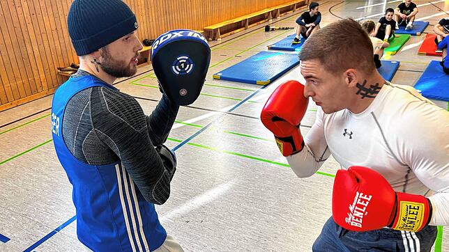 Georg Nikitin (rechts) und Daniele Fanello beim Boxtraining in der Turnhalle der Schwenninger Friedensschule. Eingebettet in die ...